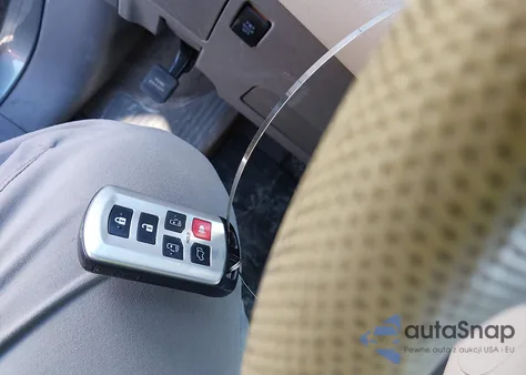 2014 Toyota Sienna Xle V6 8 Passenger z USA, uszkodzony, nr VIN 5TDYK3DC7ES471425